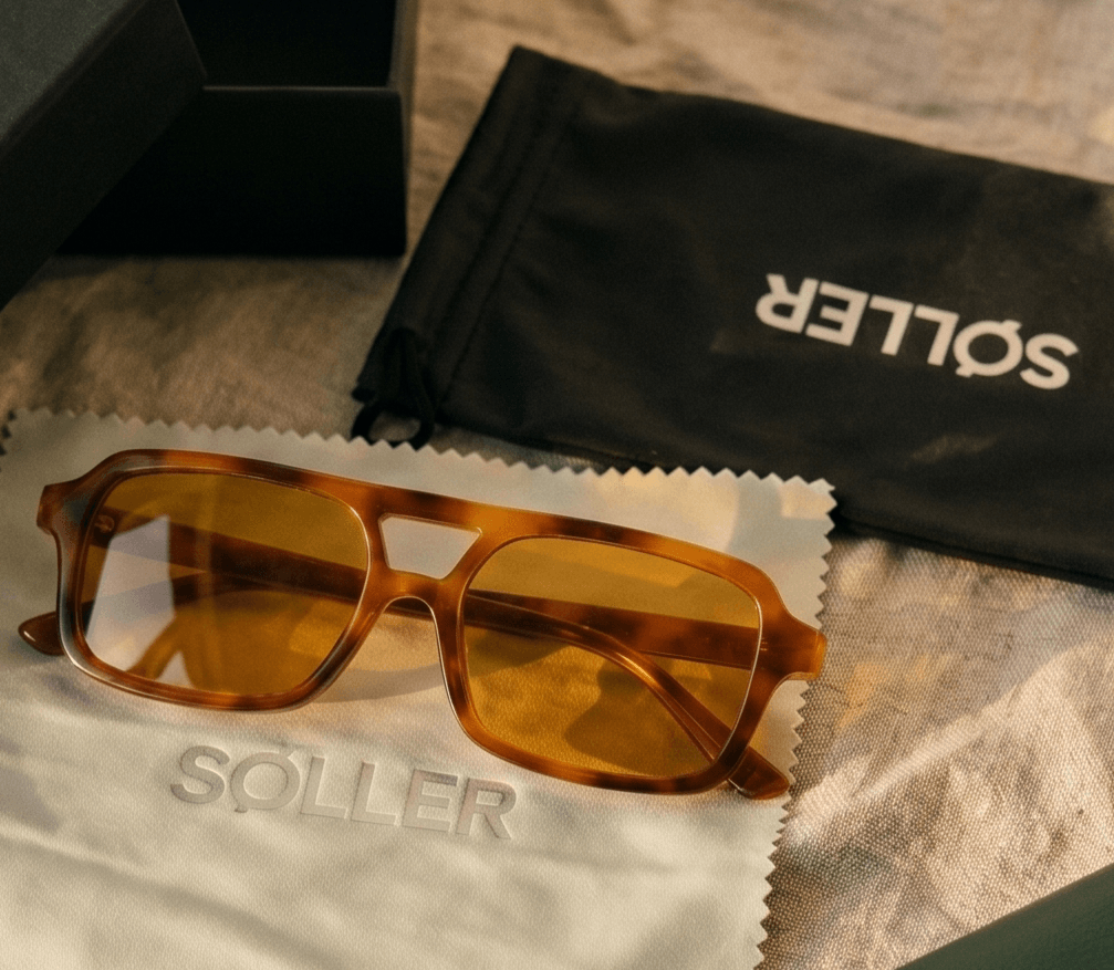 Gafas de sol SOLLER caramelo con funda y paño branded sobre tela